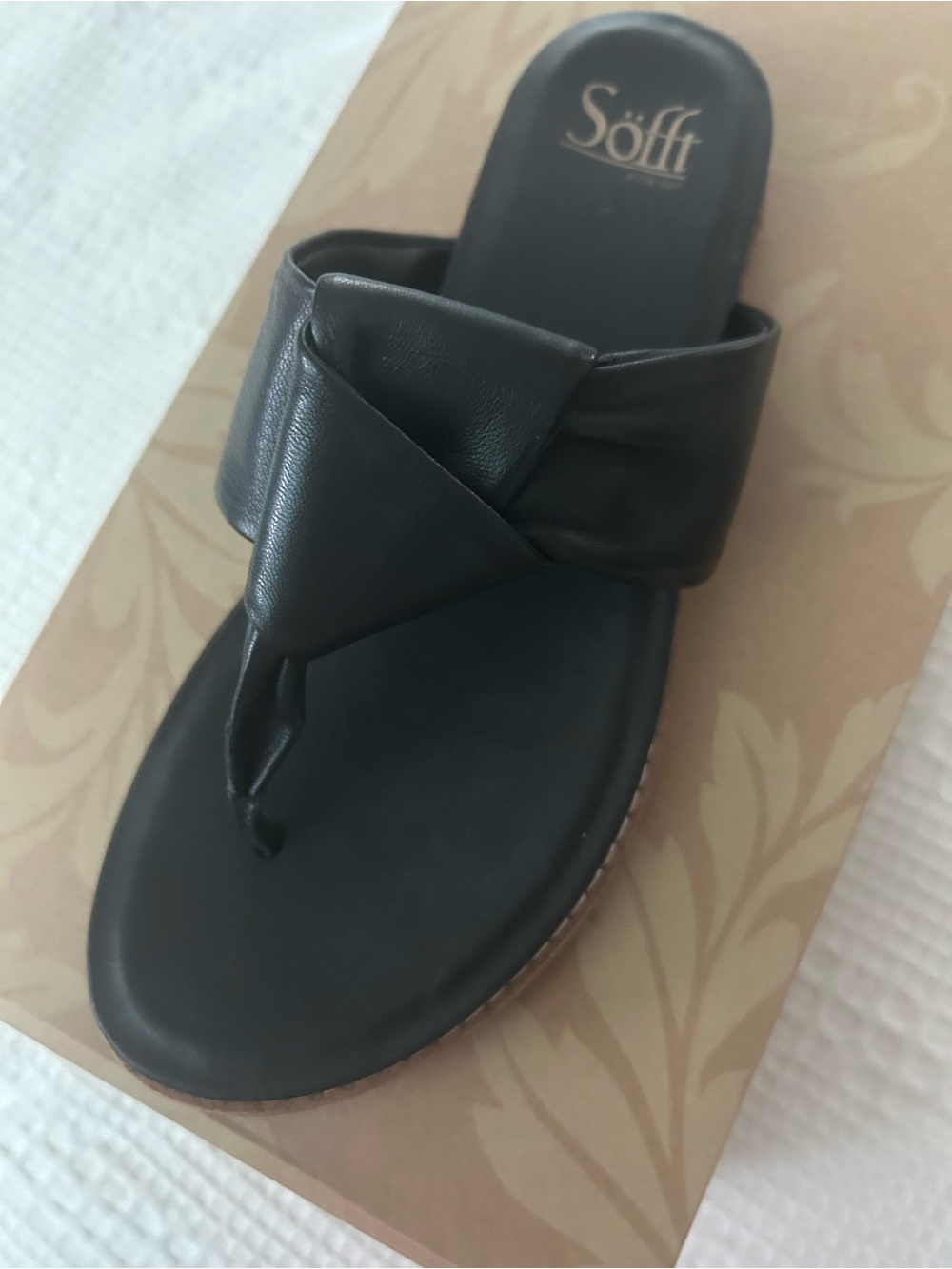 Söfft Black Leather Twisted Toe-Loop Sandal